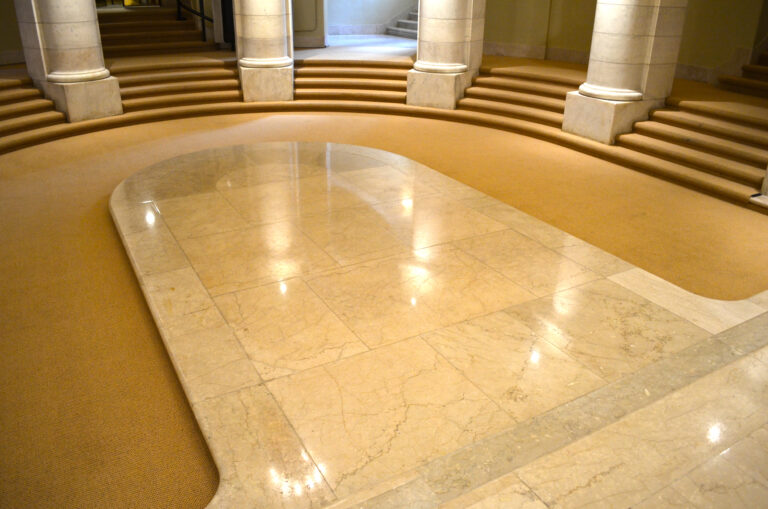 Looking_from_altar_at_marble_thrust_in_chapel_-_Memorial_Amphitheater_-_Arlington_National_Cemetery_-_2013-03-15